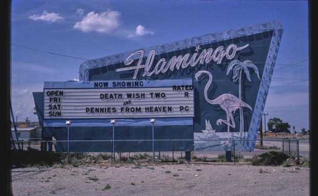 Imagen principal - El autocine Flamingo, en Dal Passo Road, Hobbs (Nuevo México). El hotel Brooklyn, en Front Street, Brooklyn (Iowa). El camarón vaquero del restaurante Christie's, en Houston (Texas). 