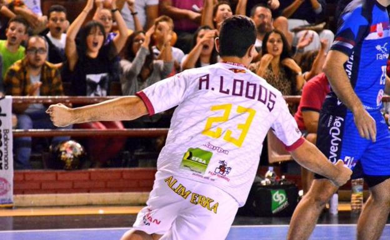 Lodos celebra un gol en el Palacio.