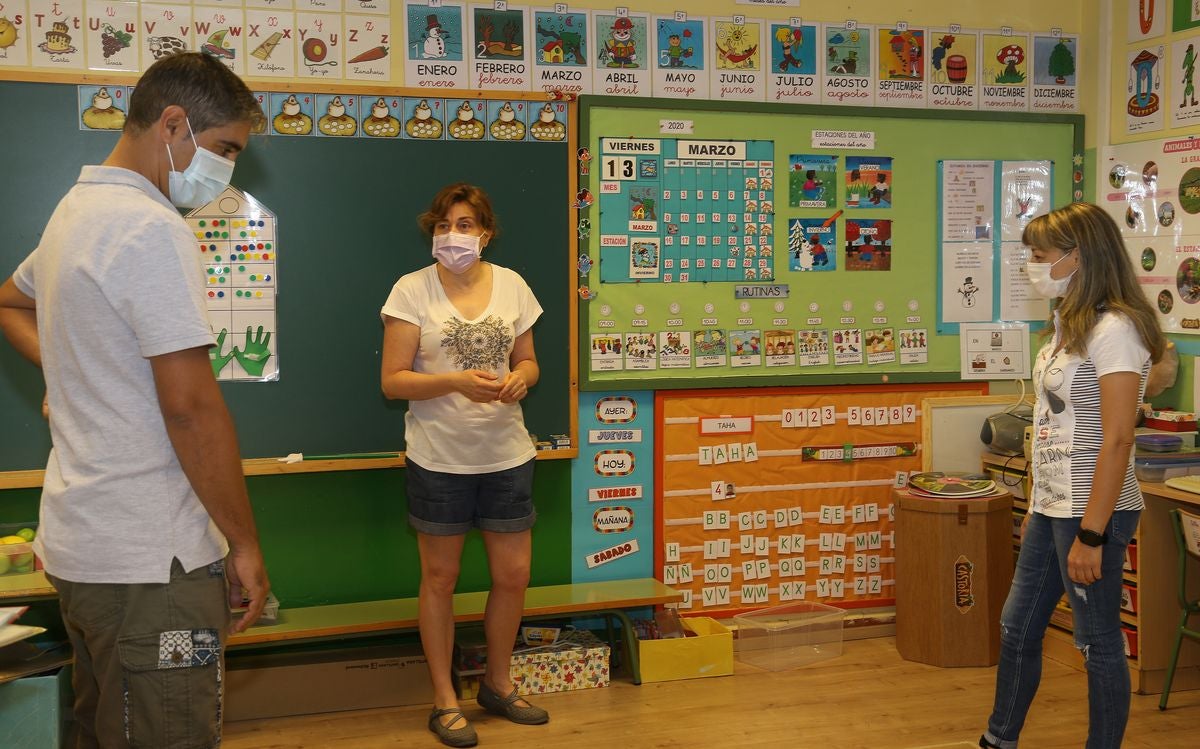 Profesores y personal de mantenimiento preparan las aulas y las dependencias del colegio Tello Tellez de Palencia de cara al nuevo curso influenciado por la Covid-19.