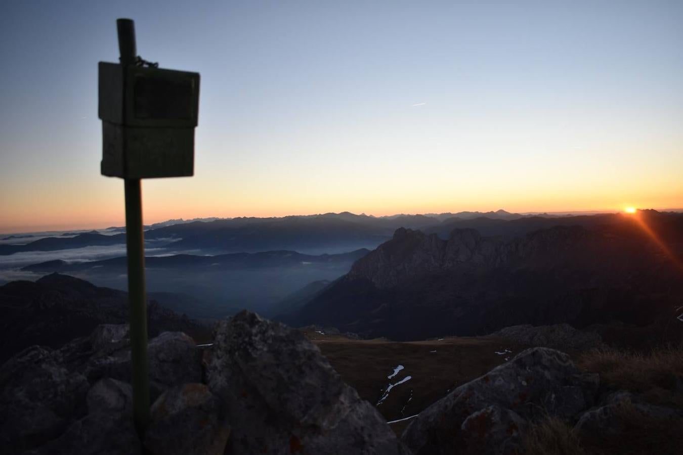 Crepúsculo desde la cumbre de Peña Cerreos (2.111 m)