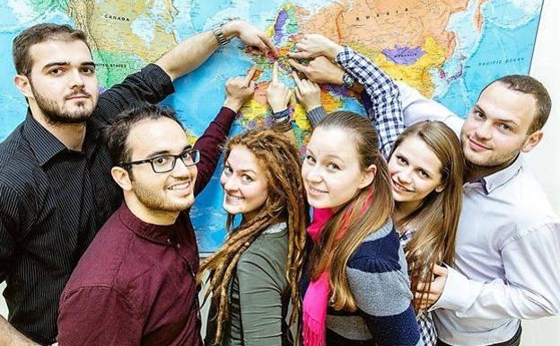 Un grupo de estudiantes señalan sus paises de procedencia.