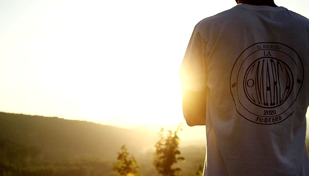 El joven David López impulsa la marca de ropa La Comarca para fomentar la cultura urbana y el entorno natural del Bierzo