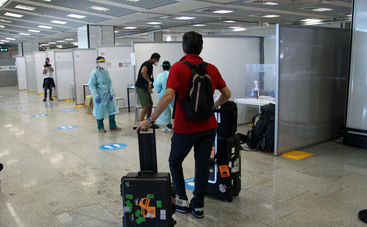 Un hombre llega a zona de control de un aeropuerto. 