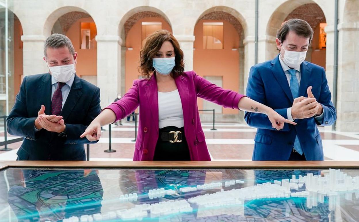 Los tres presidentes durante el encuentro mantenido este lunes en Madrid.