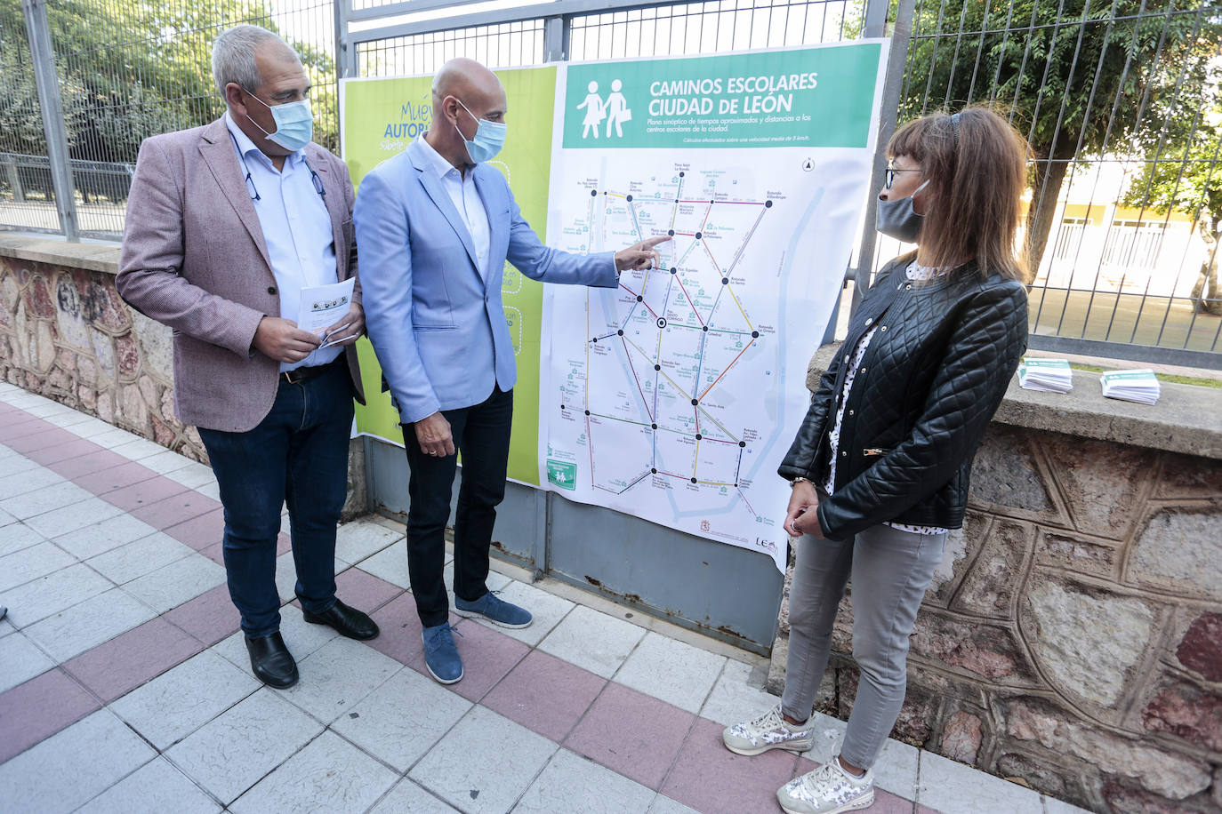 El Ayuntamiento de León presenta una iniciativa para impulsar el trayecto al colegio caminando.