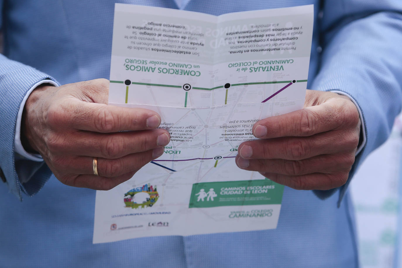 El Ayuntamiento de León presenta una iniciativa para impulsar el trayecto al colegio caminando.