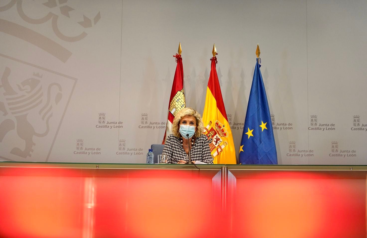 Castilla y León notificó este martes 585 casos de coronavirus, 137 más que el día anterior, con un total de 86 diagnosticados en las últimas 24 horas y con tres fallecimientos en los hospitales. En la imagen, la consejera Verónica Casado en su comparecencia.