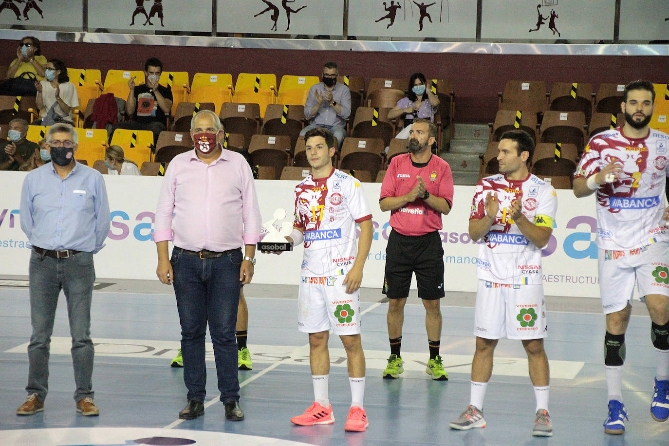 El conjunto leonés se impone al Balonmano Benidorm en la vuelta del balonmano a León.