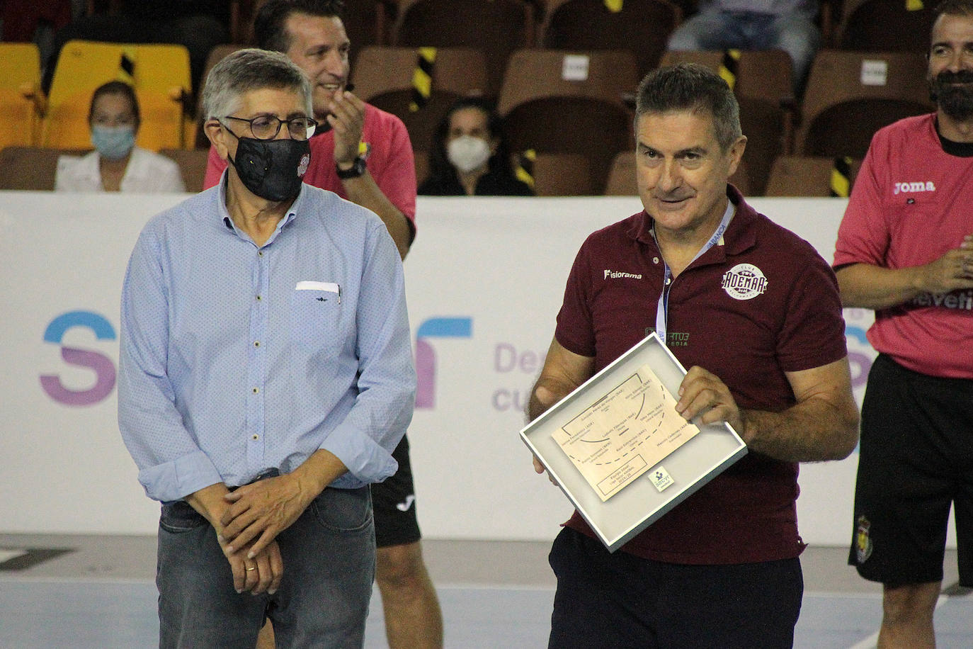 El conjunto leonés se impone al Balonmano Benidorm en la vuelta del balonmano a León.