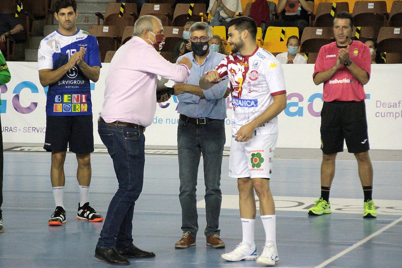 El conjunto leonés se impone al Balonmano Benidorm en la vuelta del balonmano a León.