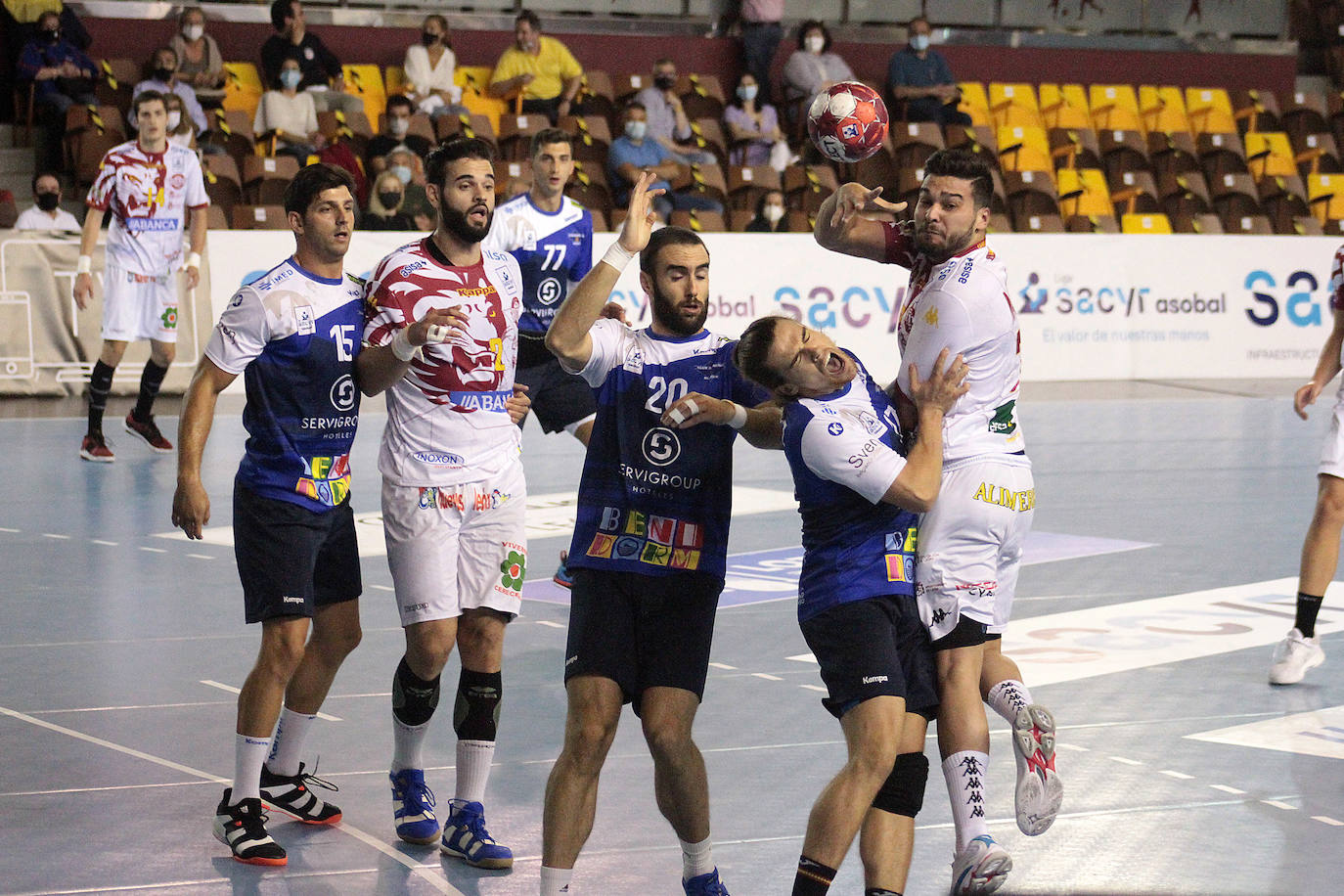 El conjunto leonés se impone al Balonmano Benidorm en la vuelta del balonmano a León.