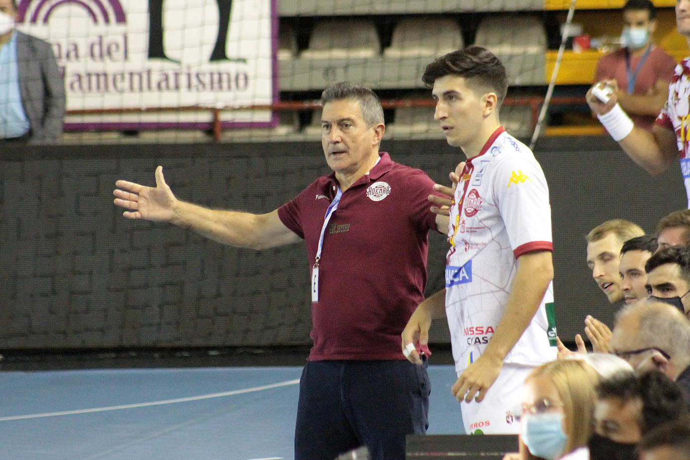 El conjunto leonés se impone al Balonmano Benidorm en la vuelta del balonmano a León.