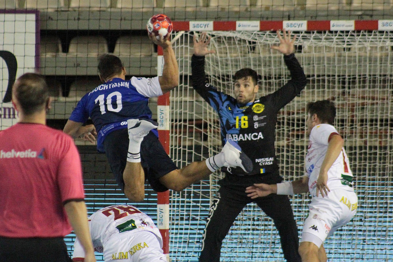 El conjunto leonés se impone al Balonmano Benidorm en la vuelta del balonmano a León.