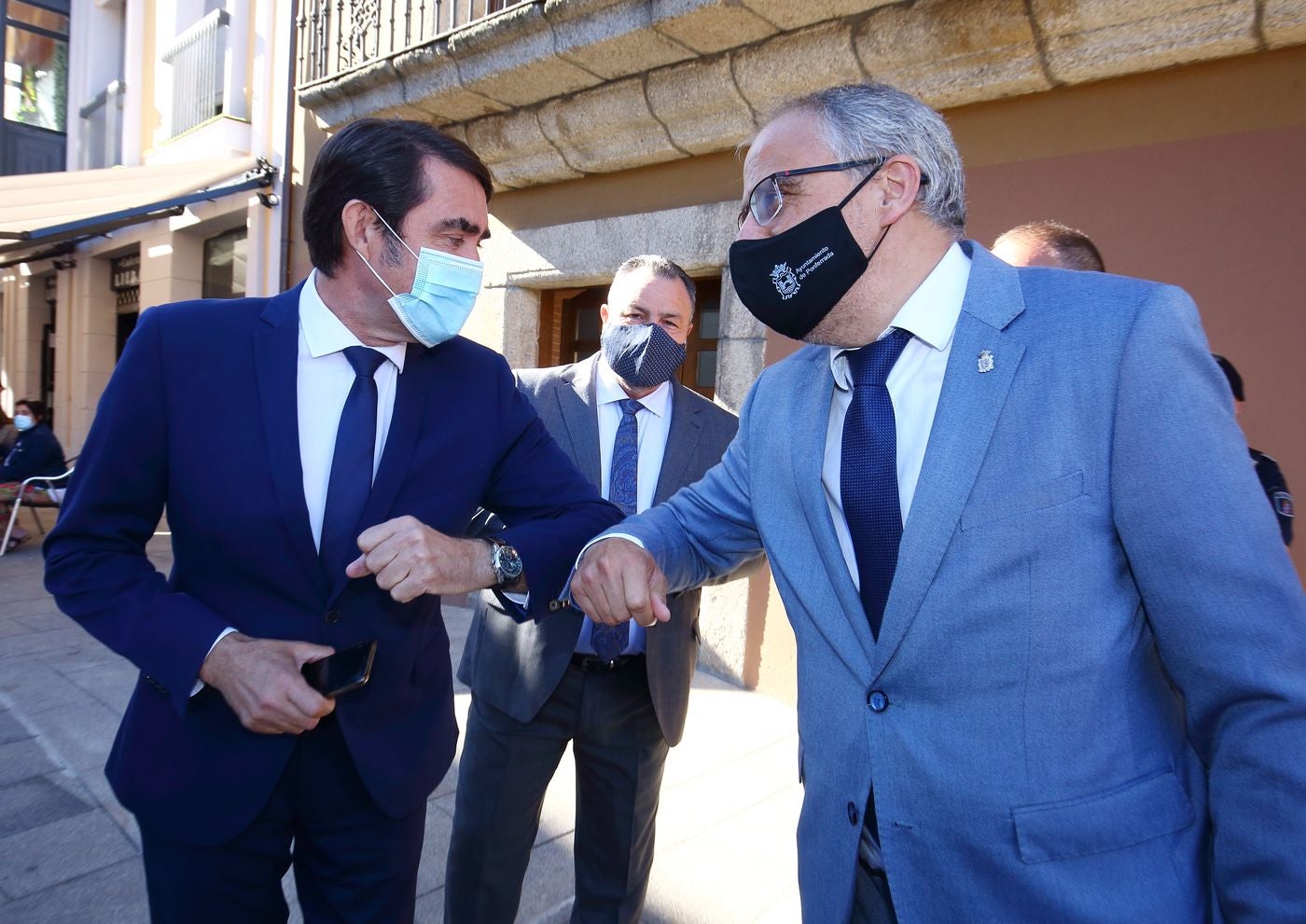 El jefe de Urgencias del Hospital del Bierzo, José Ramón Casal; el consejero de Fomento y Medio Ambiente, Juan Carlos Suárez-Quiñones; el presidente de la Diputación de León, Eduardo Morán, el presidente del Consejo Comarcal del Bierzo, Gerardo Álvarez Courel; el alcalde de Ponferrada, Olegario Ramón; y el subdelegado del Gobierno en León, Faustino Sánchez, durante el acto institucional con motivo del Día del Bierzo.