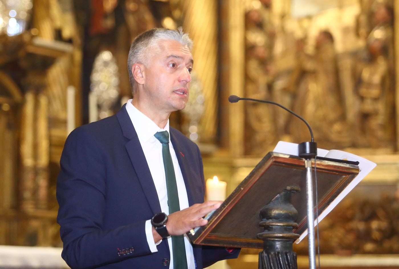 El jefe de Urgencias del Hospital del Bierzo, José Ramón Casal; el consejero de Fomento y Medio Ambiente, Juan Carlos Suárez-Quiñones; el presidente de la Diputación de León, Eduardo Morán, el presidente del Consejo Comarcal del Bierzo, Gerardo Álvarez Courel; el alcalde de Ponferrada, Olegario Ramón; y el subdelegado del Gobierno en León, Faustino Sánchez, durante el acto institucional con motivo del Día del Bierzo.