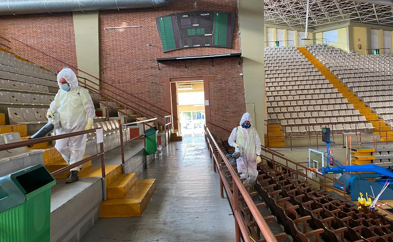 Labores de desinfección en el Palacio de Deportes de León durante esta mañana.