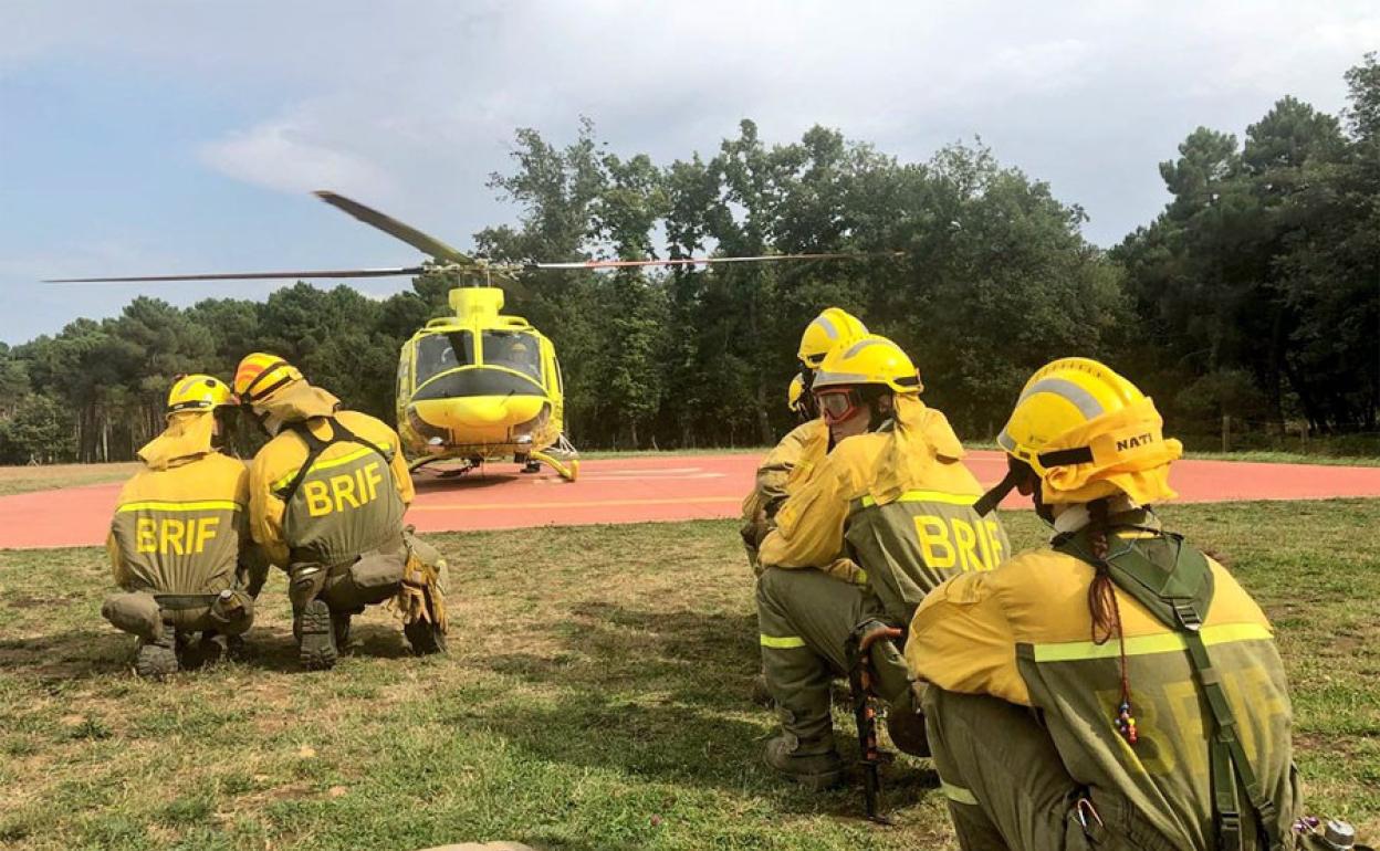 Una brigada helitransportada momentos antes de acceder a su helicóptero.