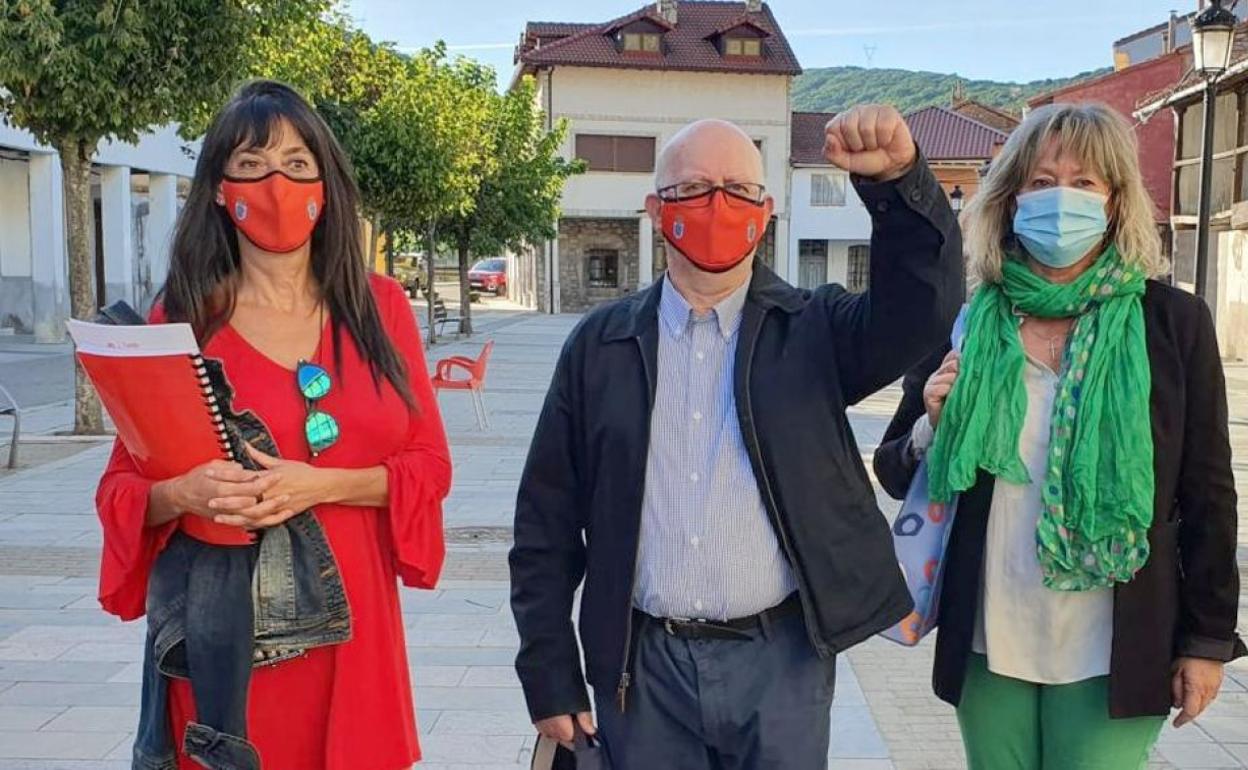 Representantes de la nueva ejecutiva del PSOE en la localidad de Pola de Gordón.