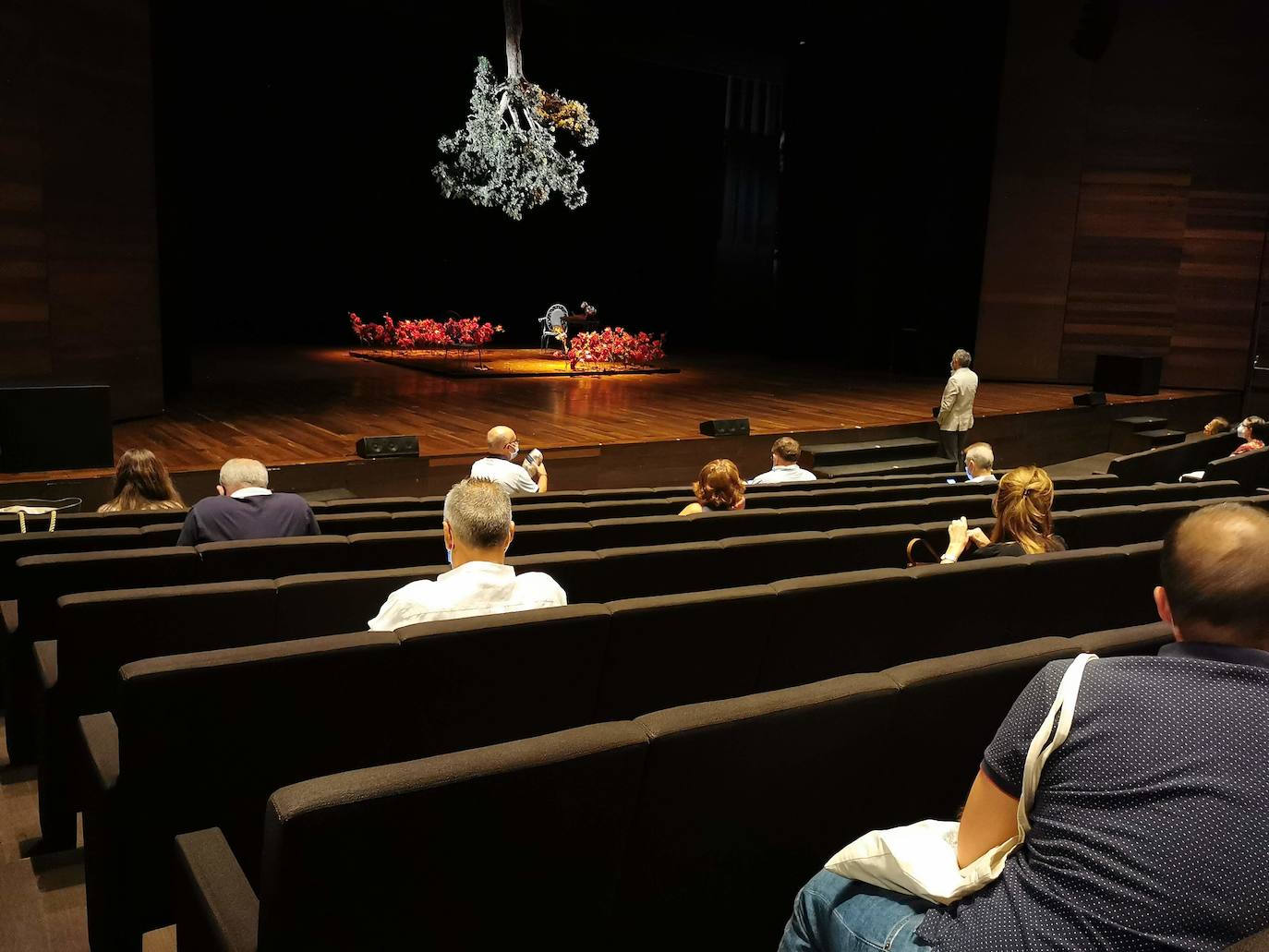 El Auditorio se ha reabierto en esta jornada después de cinco meses de cierre forzoso acorralado por la pandemia. A las 20:30 la vida se ha recuperado sobre el escenario y desde minutos antes en su entorno.