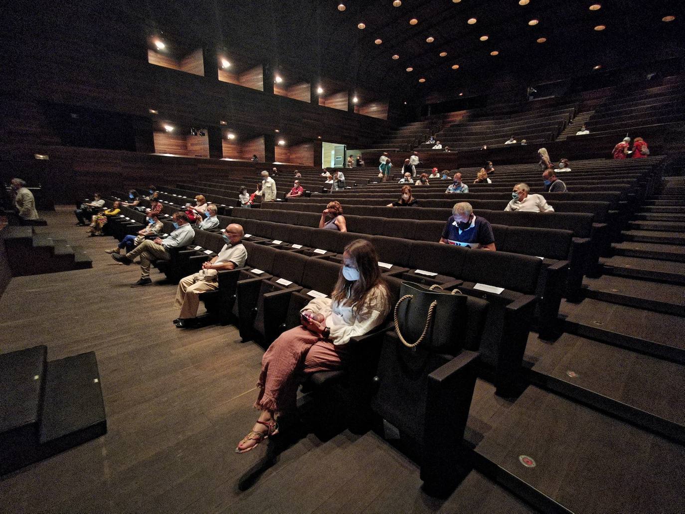 El Auditorio se ha reabierto en esta jornada después de cinco meses de cierre forzoso acorralado por la pandemia. A las 20:30 la vida se ha recuperado sobre el escenario y desde minutos antes en su entorno.