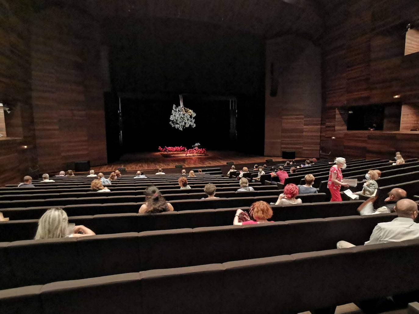 El Auditorio se ha reabierto en esta jornada después de cinco meses de cierre forzoso acorralado por la pandemia. A las 20:30 la vida se ha recuperado sobre el escenario y desde minutos antes en su entorno.