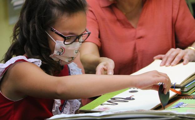 Aitana recorre las páginas del libro.