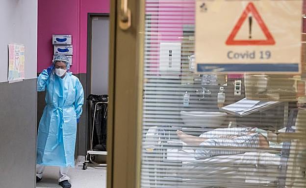 León suma 25 casos 'arrastrados' y ya computa el fallecimiento de la enfermera berciana