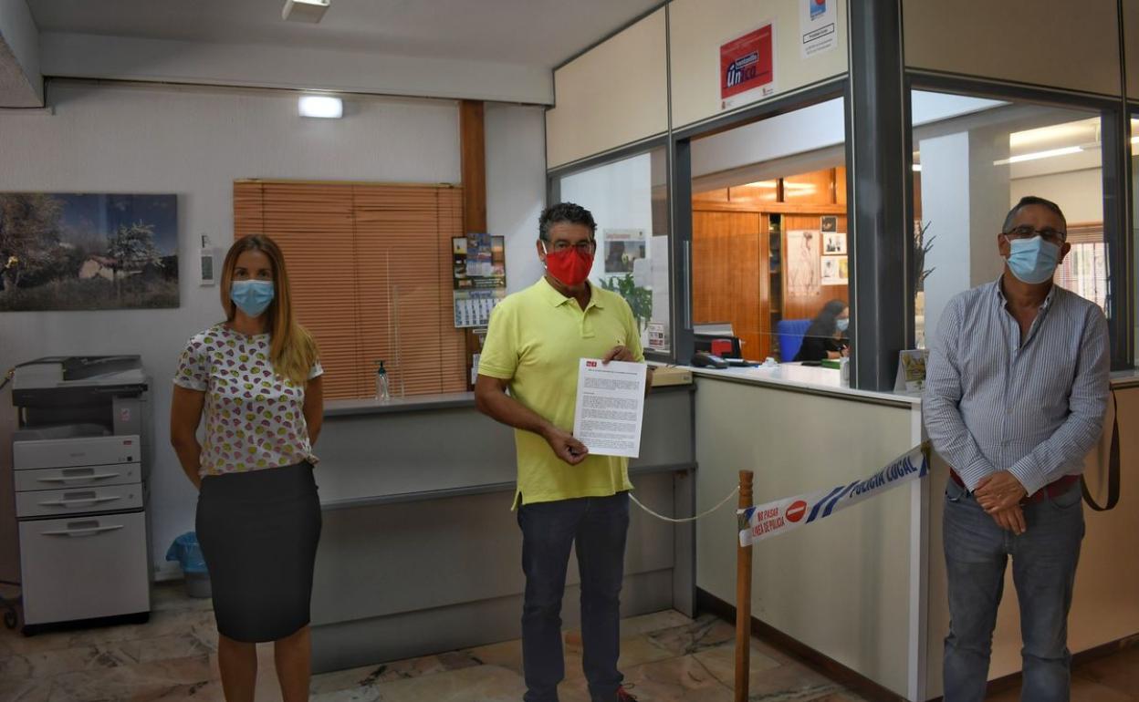 María Cuevas, Lisandro García en el registro del Ayuntamiento de Sahagún. 