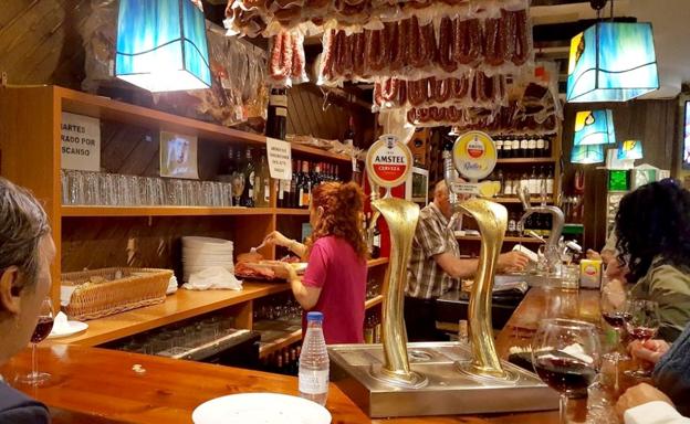 Interior del local que regentaba Santi.