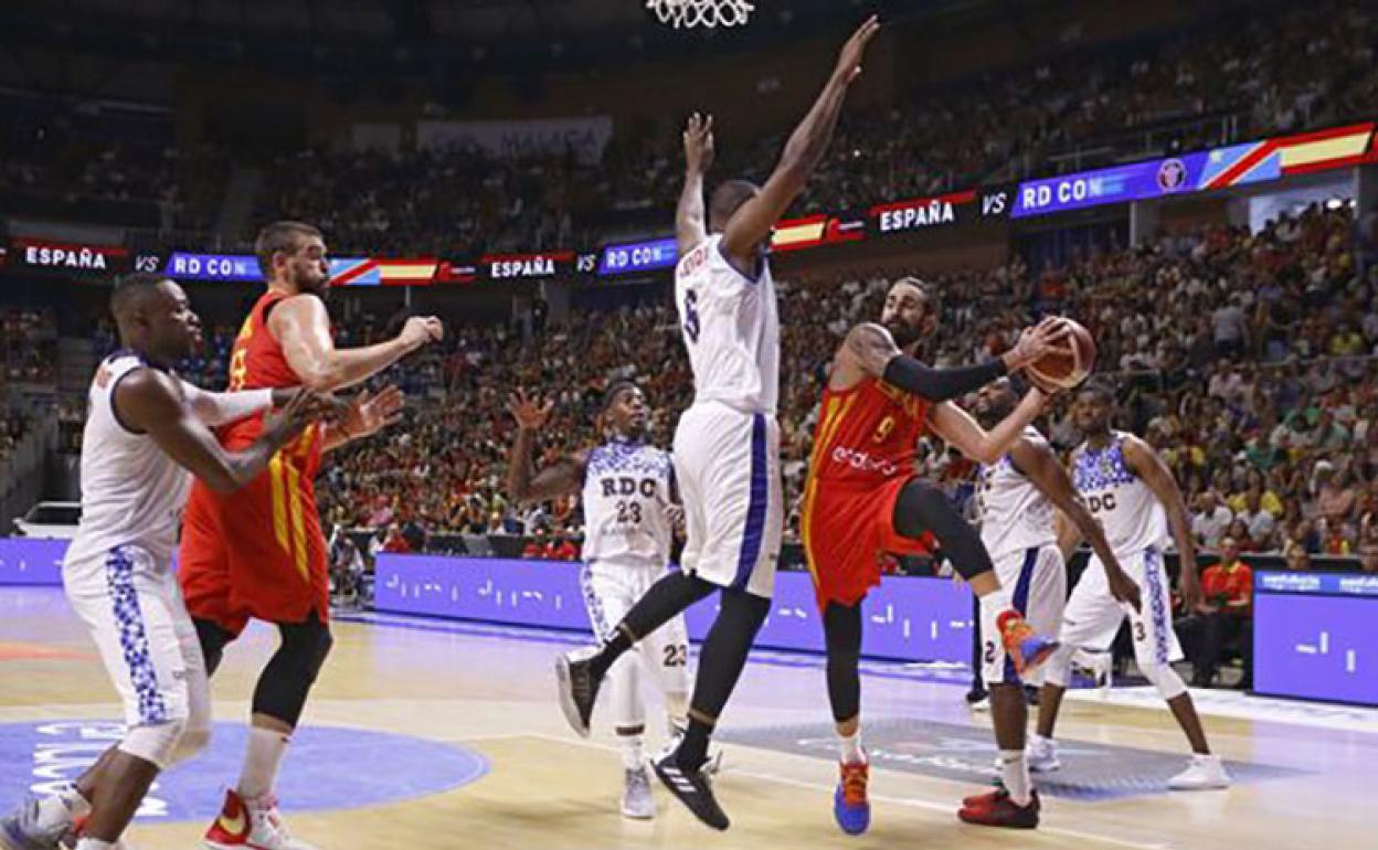 Gullit Mukendi defendiendo a Ricky Rubio en un encuentro entre España y la R.D.C..