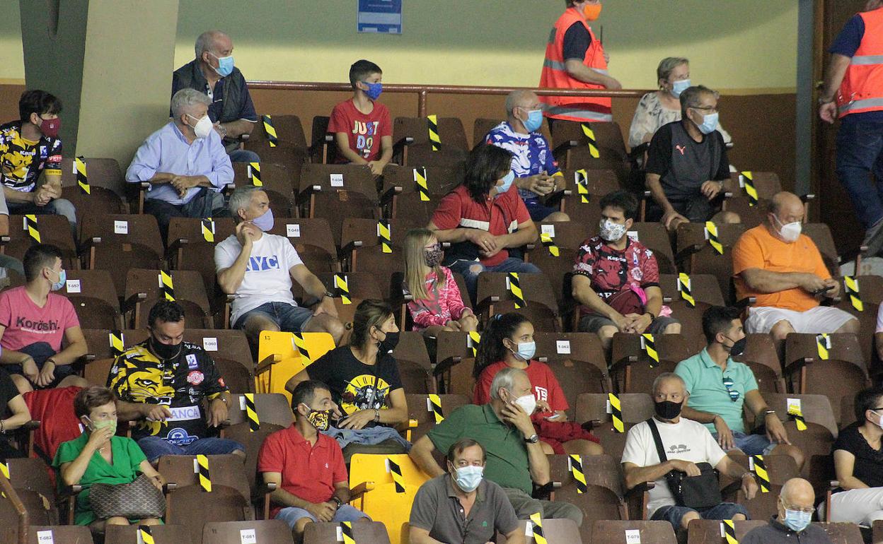 Grada del Palacio de los Deportes de León el pasado martes.