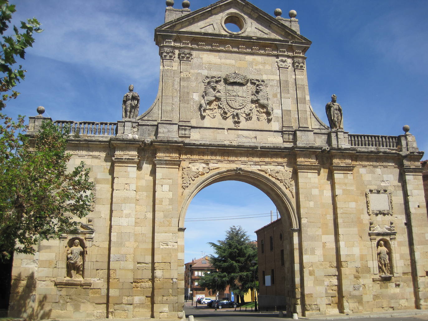 El Consorcio Provincial de Turismo y Leonoticias realizan un recorrido por Sahagún, Grajal de Campos y San Pedro de las Dueñas para reencontrase con el pasado de esta provincia que sigue vivo gracias a fiestas, ferias y visitas guiadas por monumentos únicos