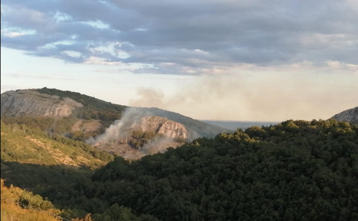 Imagen del incendio en La Pola.