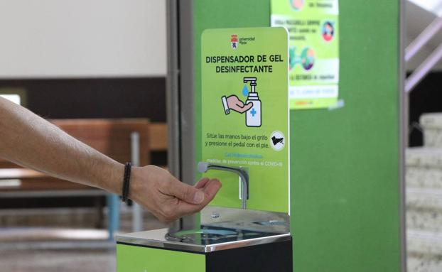 Imagen principal - Las facultades contarán con dispensadores de gel de pedal y alfombras desinfectantes. 