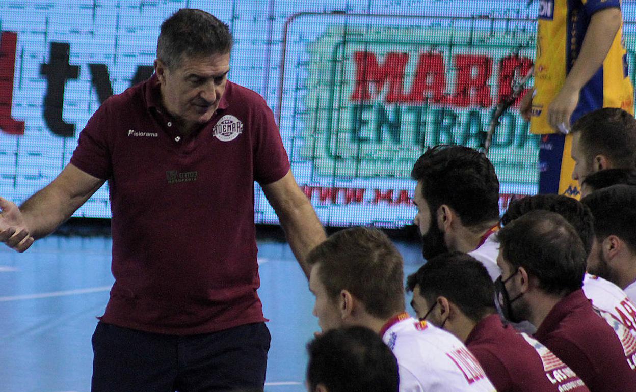 Cadenas conversa con Marchán durante un tiempo muerto.