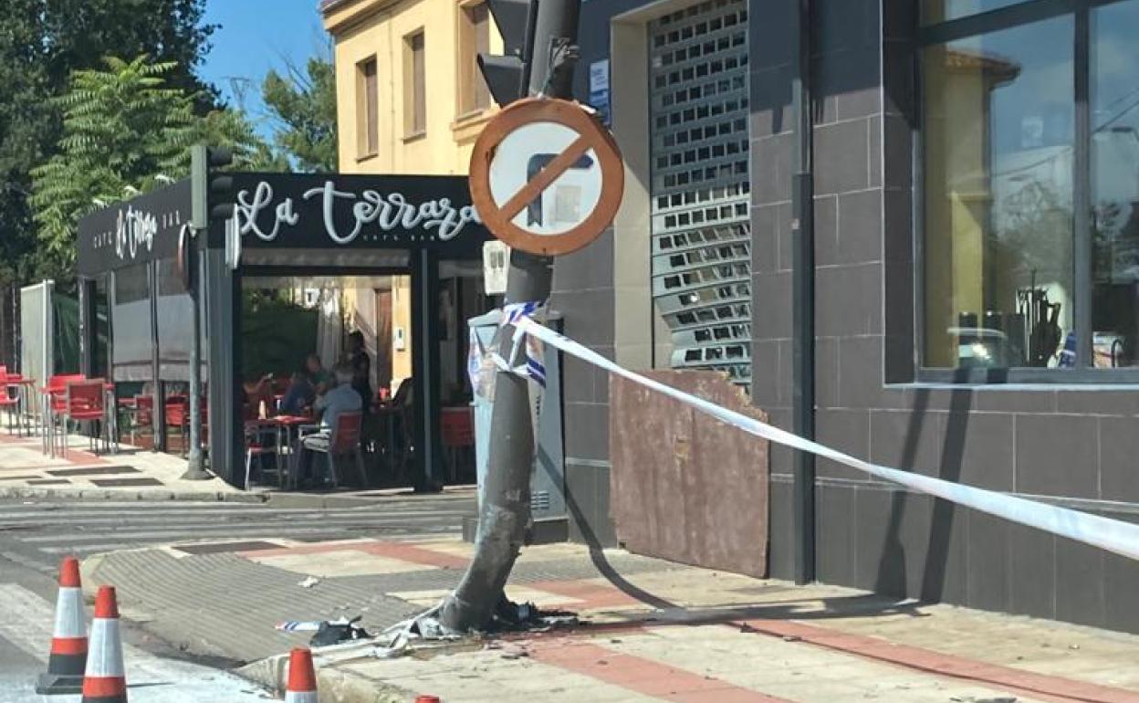 Así quedó la farola después del siniestro. 