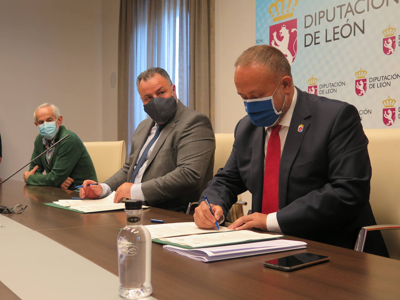 El presidente de la Diputación de León, Eduardo Morán, y el del Consejo Comarcal del Bierzo, Gerardo Álvarez Courel, firman el convenio para el desarrollo del proyecto del Banco de Tierras. 