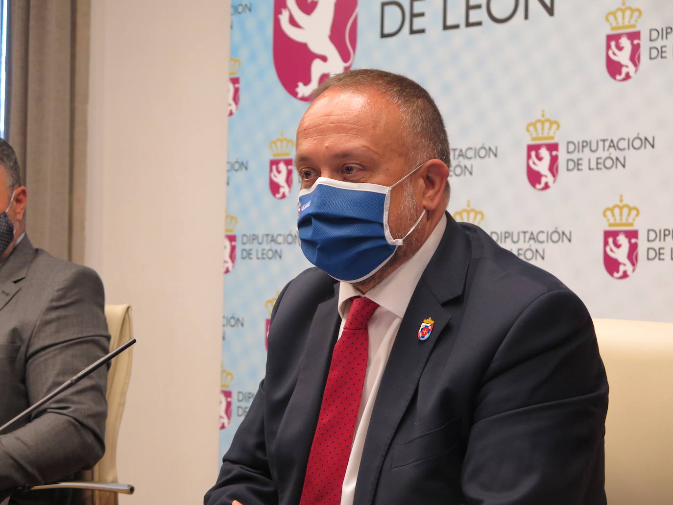 El presidente de la Diputación de León, Eduardo Morán, y el del Consejo Comarcal del Bierzo, Gerardo Álvarez Courel, firman el convenio para el desarrollo del proyecto del Banco de Tierras. 