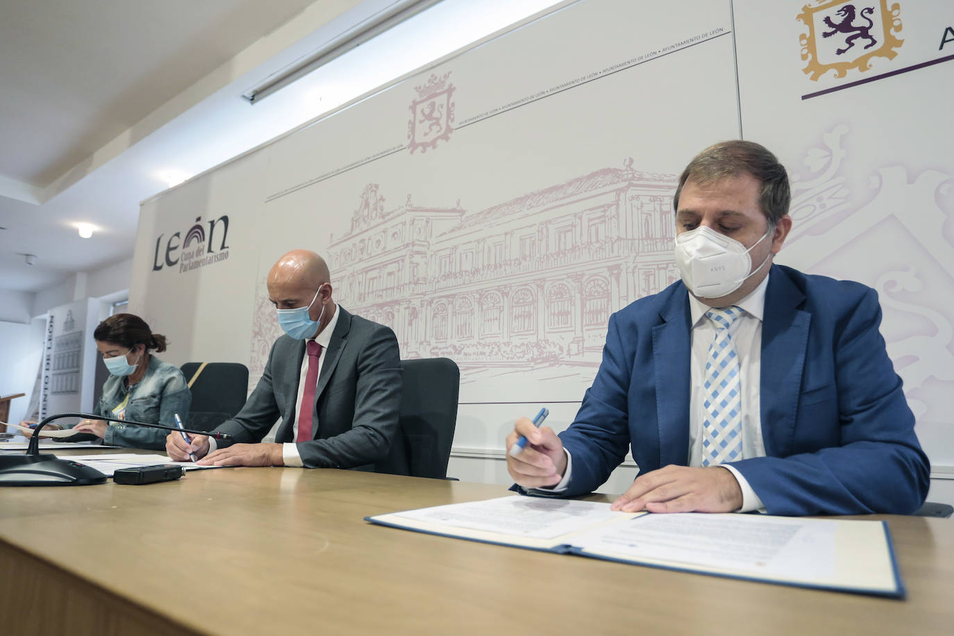 La entidad colabora con el Ayuntamiento de León en la gestión de tributos e impuestos.