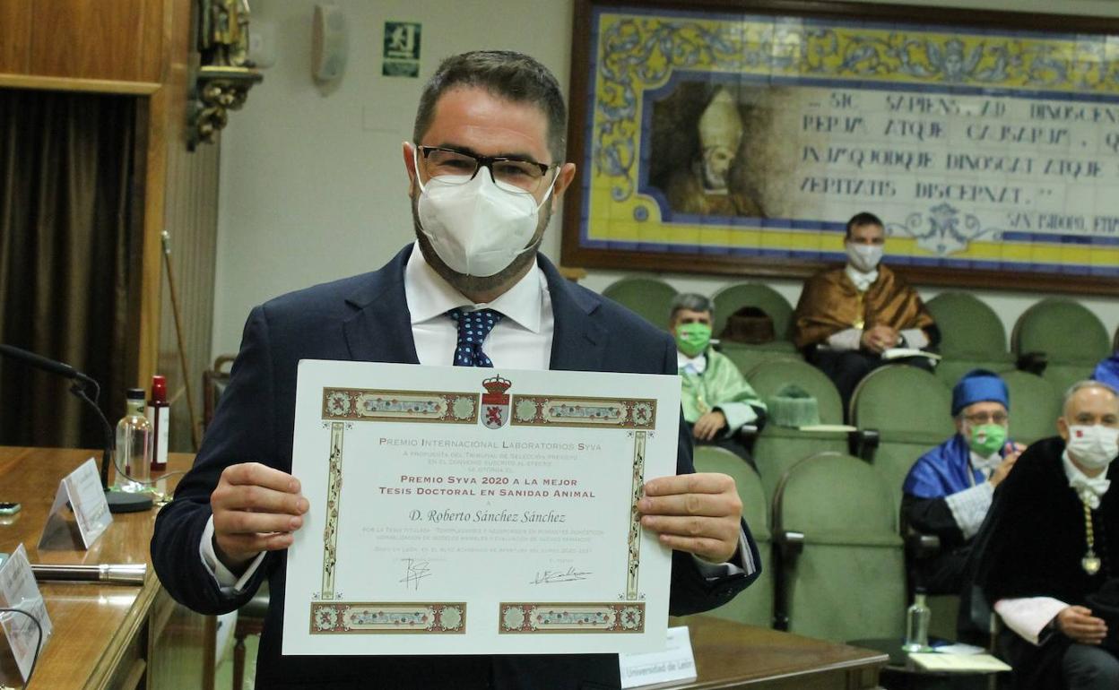 Roberto Sánchez recoge el Premio Shyva. 