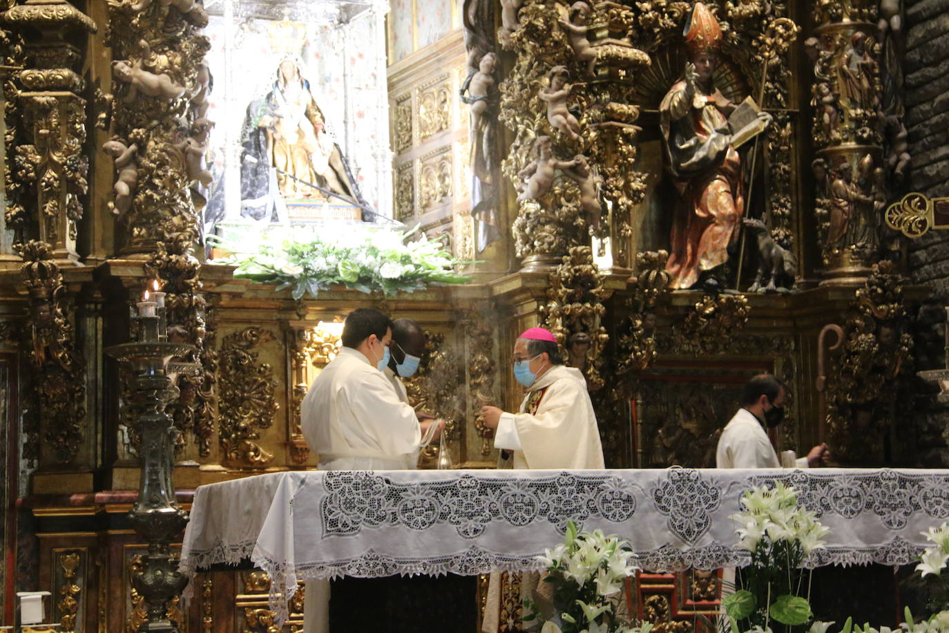 La Virgen del Camino recibe honores bajo estrictas medidas sanitarias.