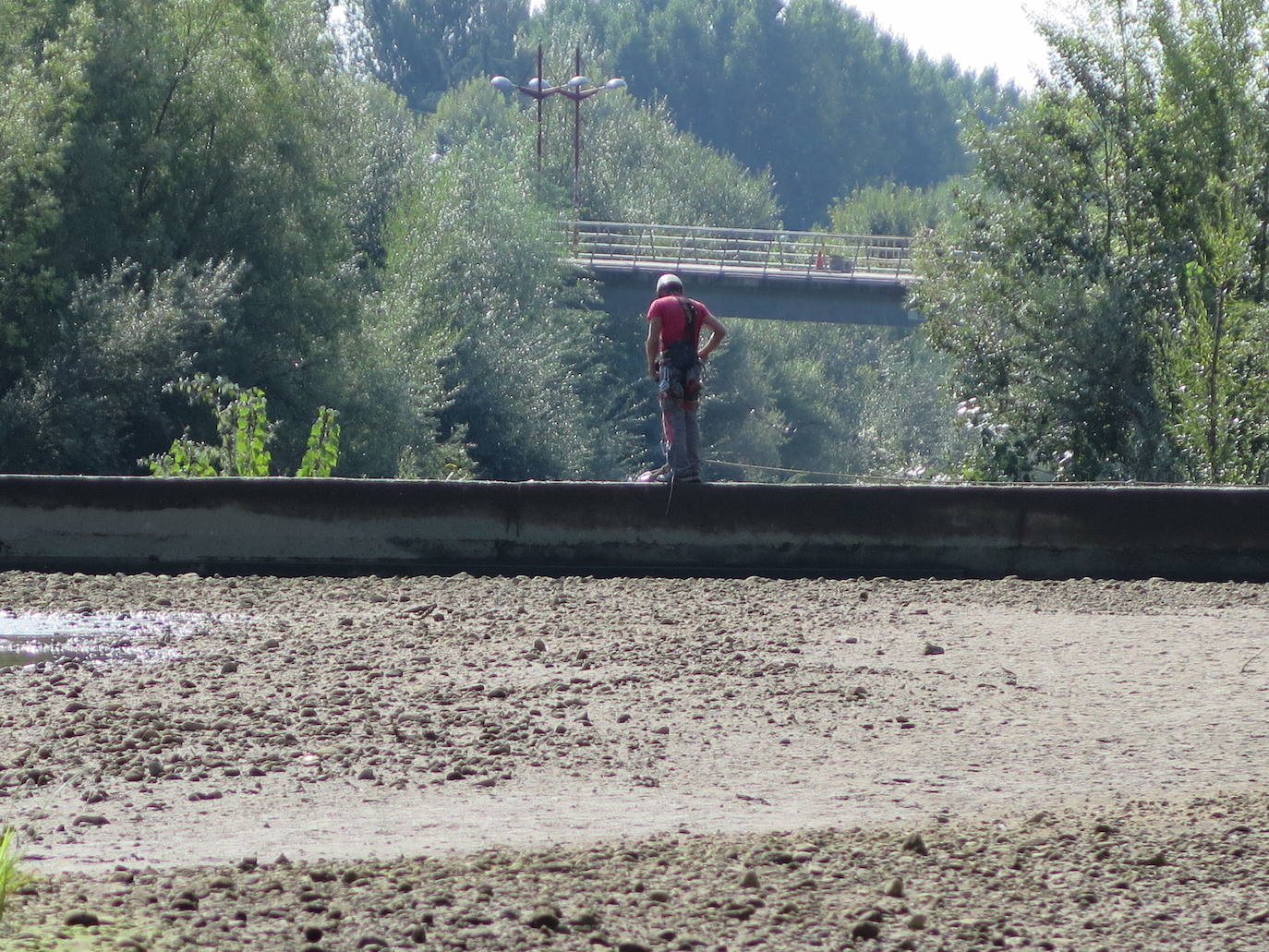 Especialistas trabajan en el tramo urbano del rio a la altura del Puente de los Leones. 