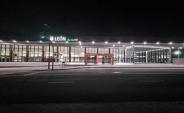 Estación de León iluminada completamente.