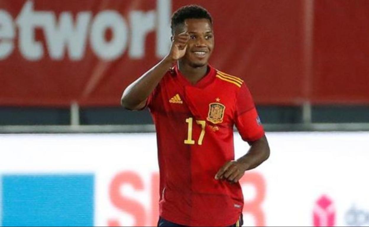 Ansu Fati celebra su primer gol con España. 