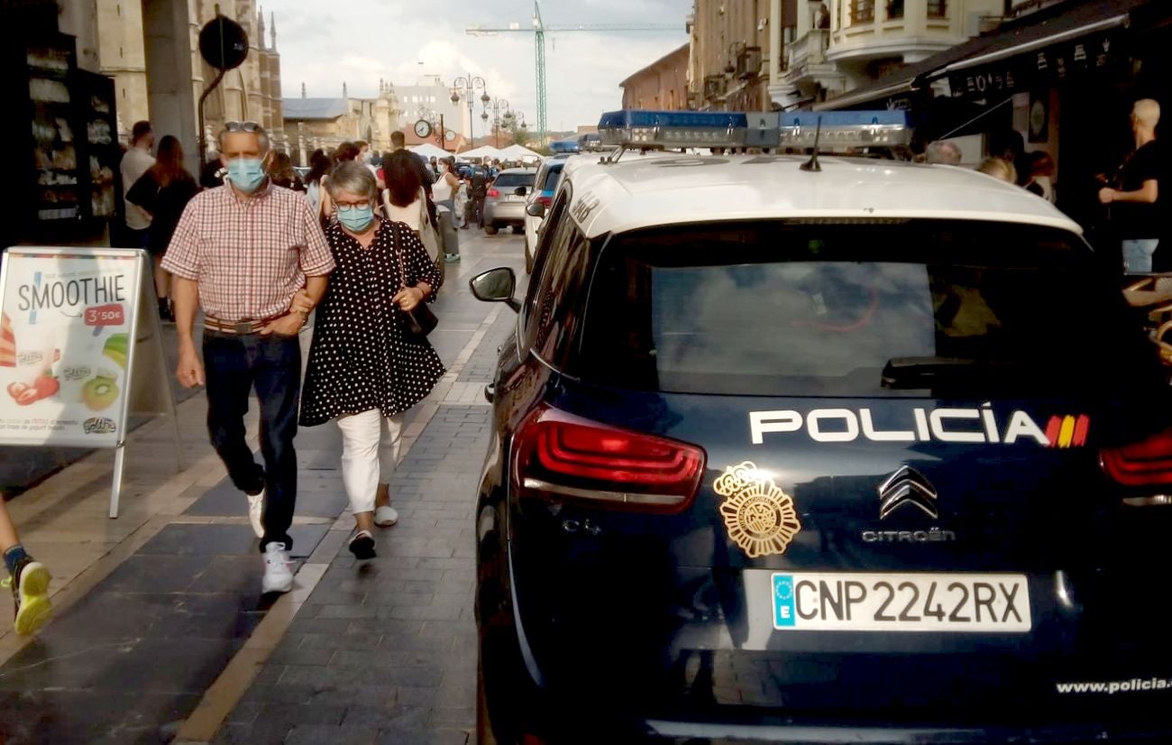 Una furgoneta se lanza en León contra la zona peatonal de la Calle Ancha tras saltar el vallado de Ordoño II.