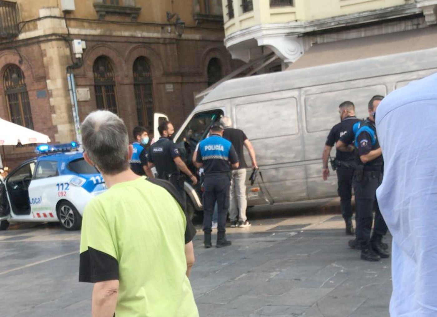 Una furgoneta se lanza en León contra la zona peatonal de la Calle Ancha tras saltar el vallado de Ordoño II.