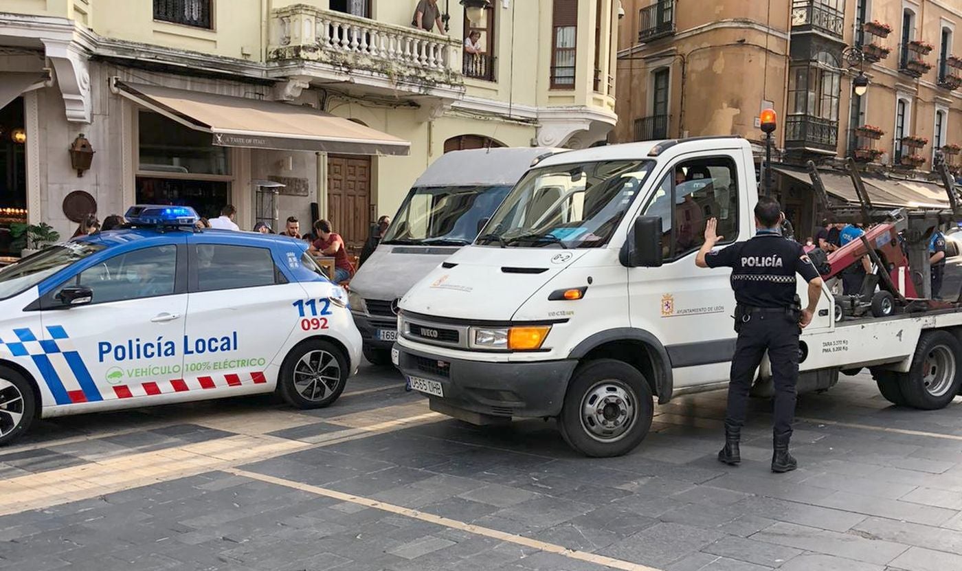 Una furgoneta se lanza en León contra la zona peatonal de la Calle Ancha tras saltar el vallado de Ordoño II.