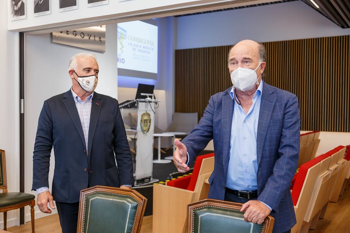 Rueda de prensa previa a la sesión de pleno ordinario del Consejo de Colegios Oficiales de Médicos de Castilla y León presidida por José Luis Díaz Villarig.