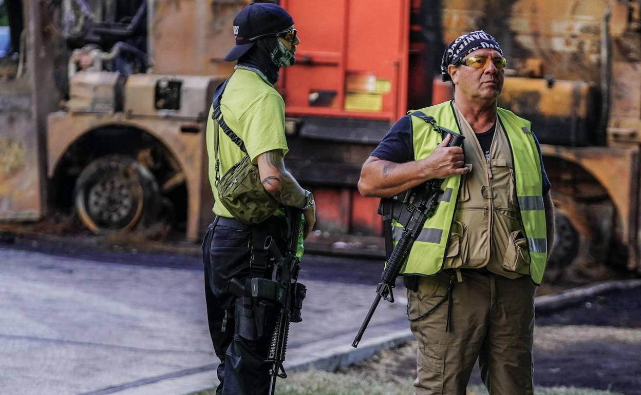 Hombres armados durante los disturbios de Kenosha, Wisconsin.