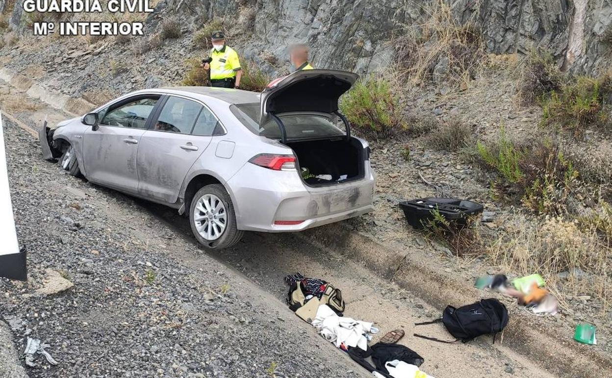 Imagen del vehículo accidentado en el que se encontraron cuatro kilos de hachís.